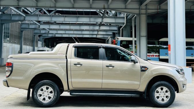 Ford Ranger XLS 4x2 MT 2022 Màu GHI VÀNG 57.000 KM