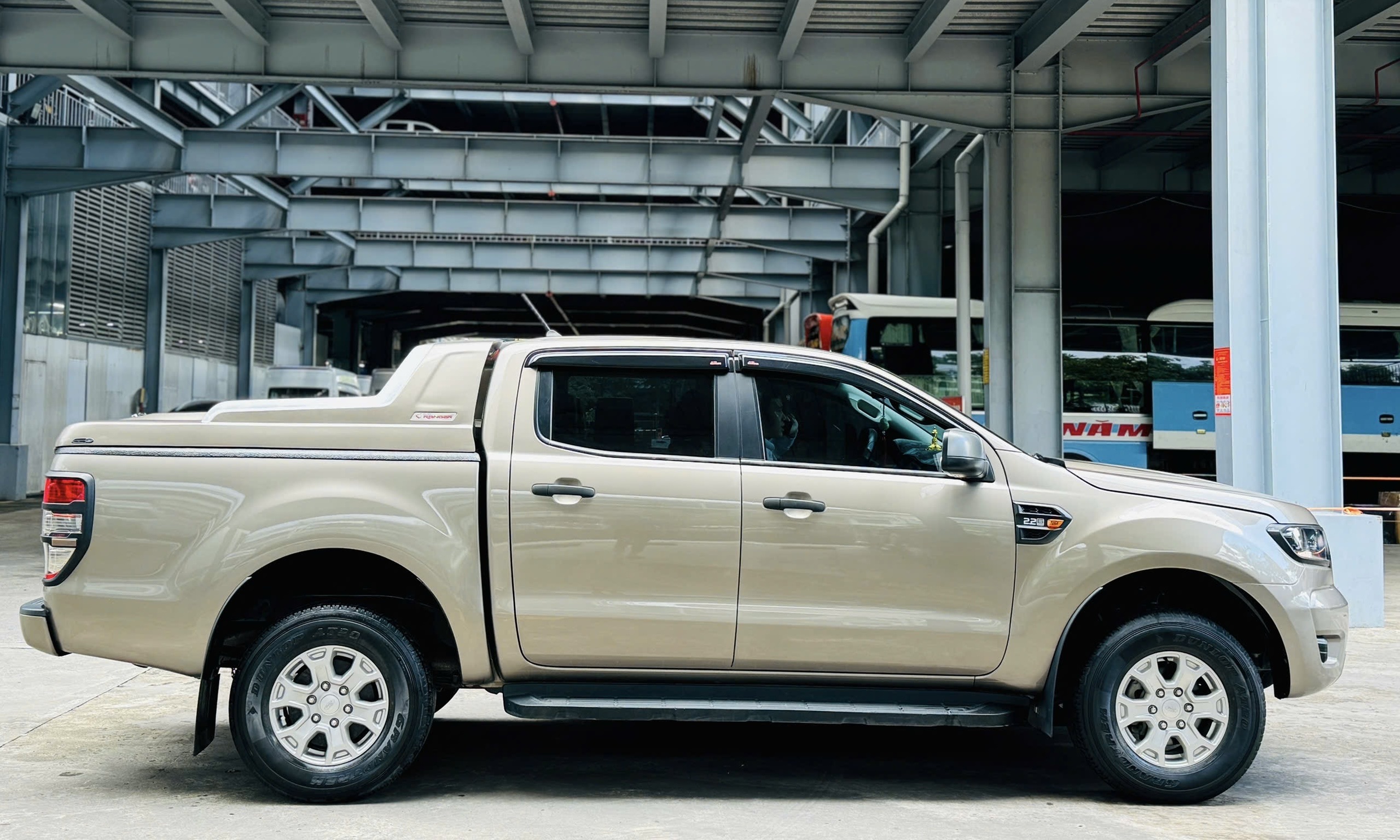 Ford Ranger XLS 4x2 MT 2022 Màu GHI VÀNG 57.000 KM