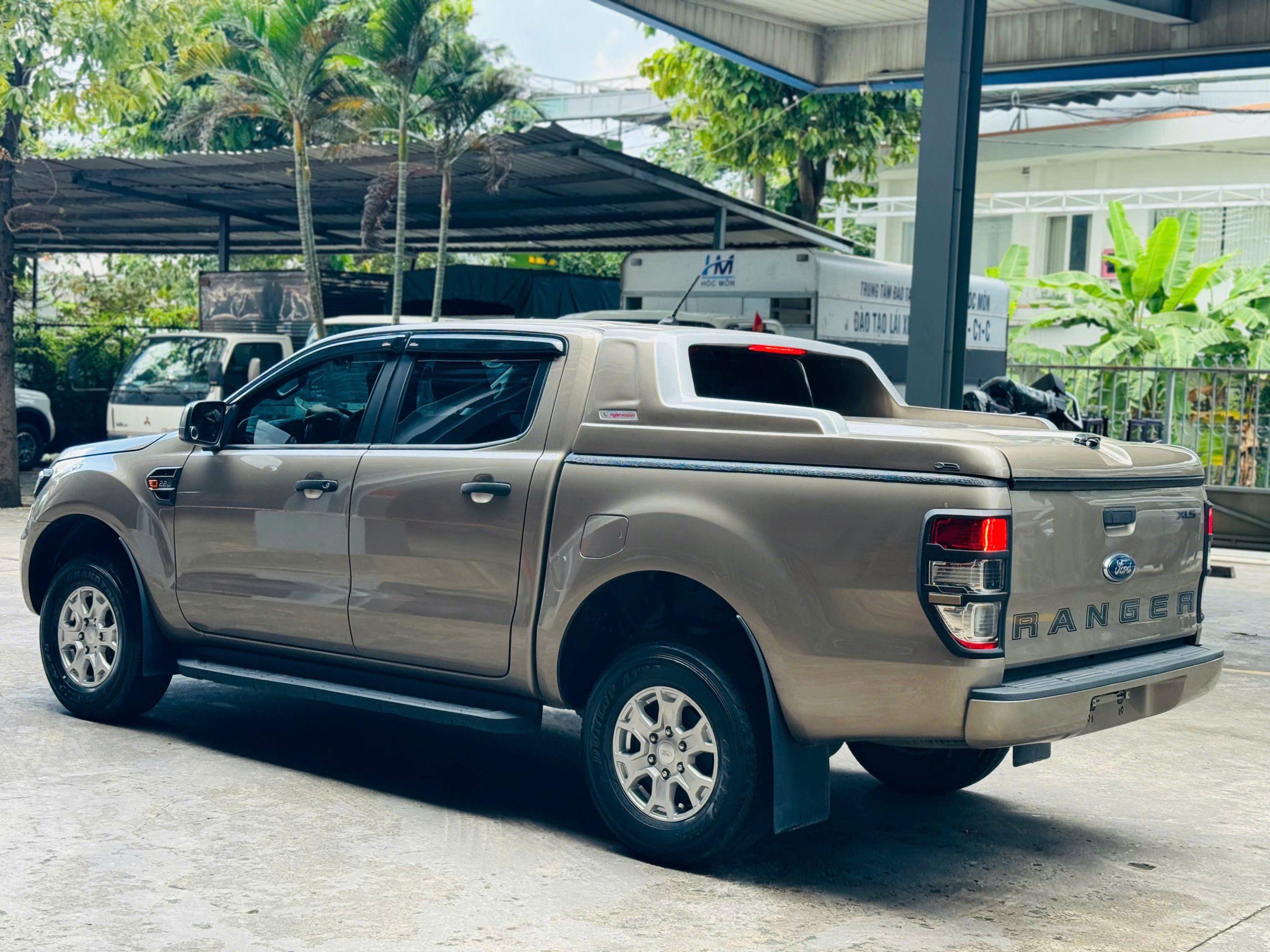 Ford Ranger XLS 4x2 MT 2022 Màu GHI VÀNG 57.000 KM - Ảnh 5