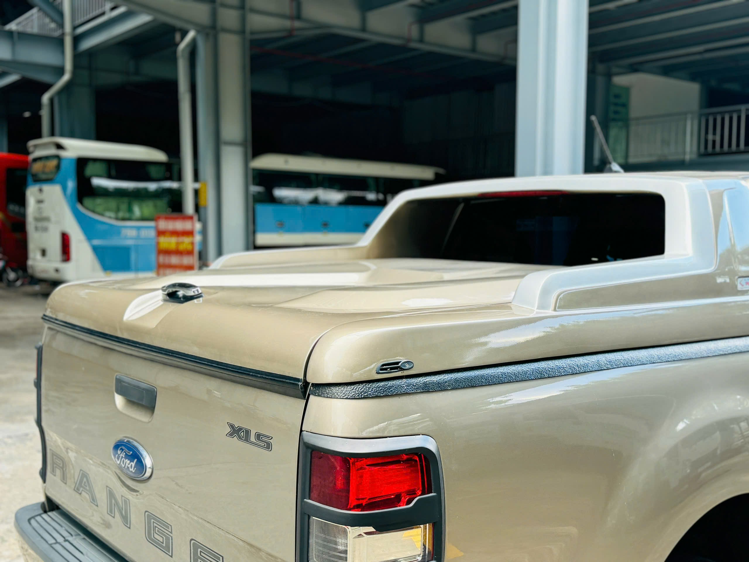 Ford Ranger XLS 4x2 MT 2022 Màu GHI VÀNG 57.000 KM - Ảnh 7